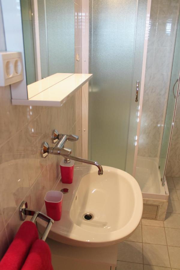 Apartments With A Parking Space Kastel Stafilic, Kastela - 5219 Екстериор снимка