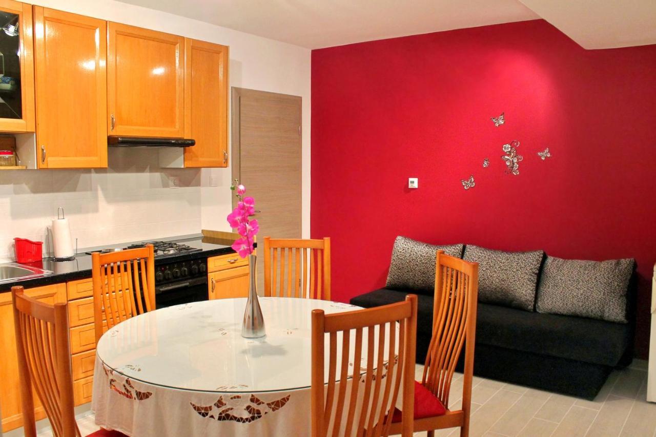 Apartments With A Parking Space Kastel Stafilic, Kastela - 5219 Екстериор снимка